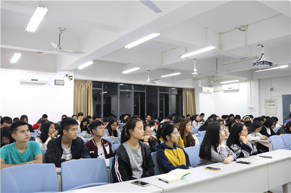 同学认真听课.JPG