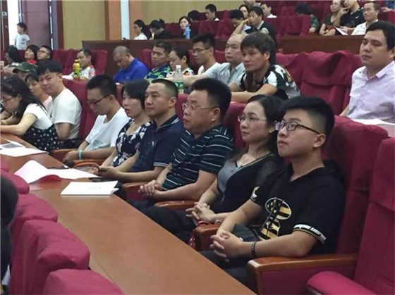 认真聆听的家长们.jpg