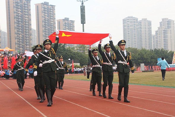 升旗仪式时护送国旗的国旗手.jpg