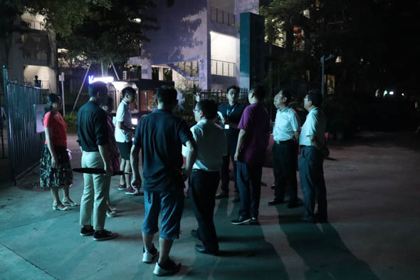 公司领导聚集员工公寓门口,准备走访.jpg