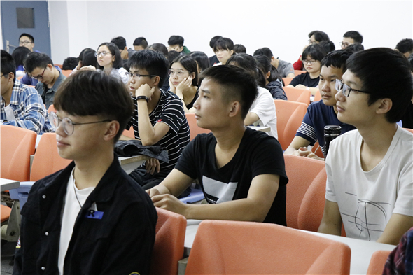 认真聆听的同学们.JPG