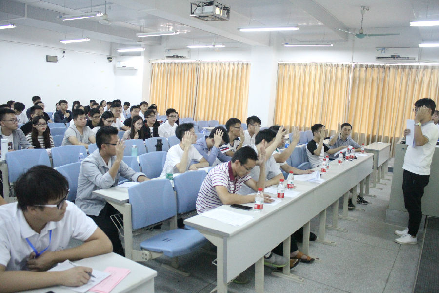 评判小组举手表决转正人员.JPG