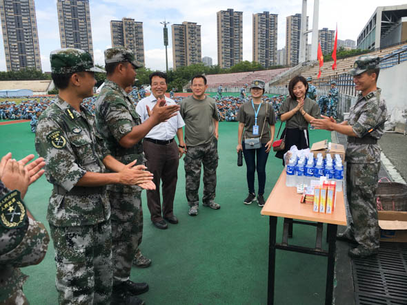 公司领导向教官发放慰问品.jpg