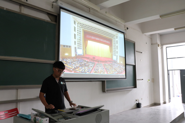 周如川老师组织同学观看.jpg
