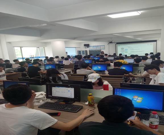 说明: E:\工作\太阳成集团\教学管理资料\院系工作资料\2018微三云小程序培训\小程序培训照片\247.jpg
