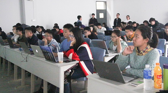 同学们全神贯注地听讲.jpg
