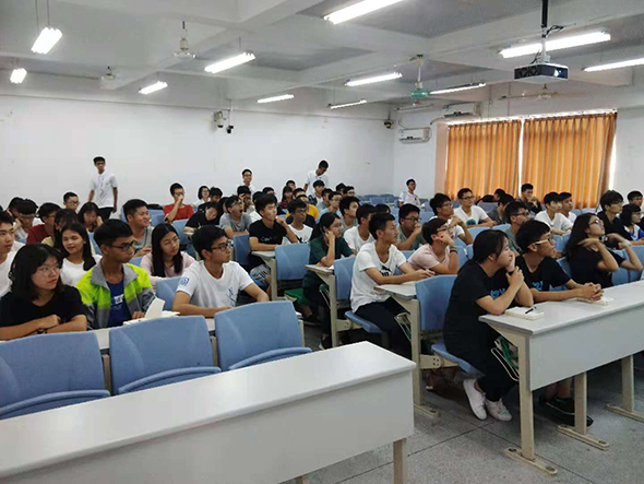 入党积极分子认真观看视频.jpg