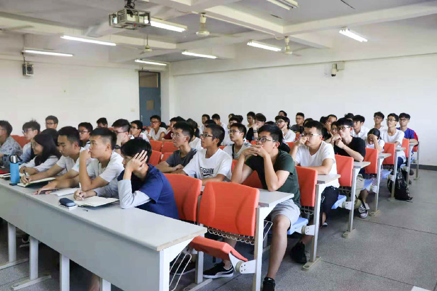 同学们认真的听.jpg
