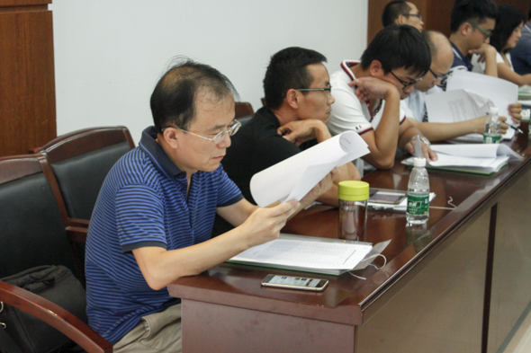 在场班主任翻阅相关资料.JPG