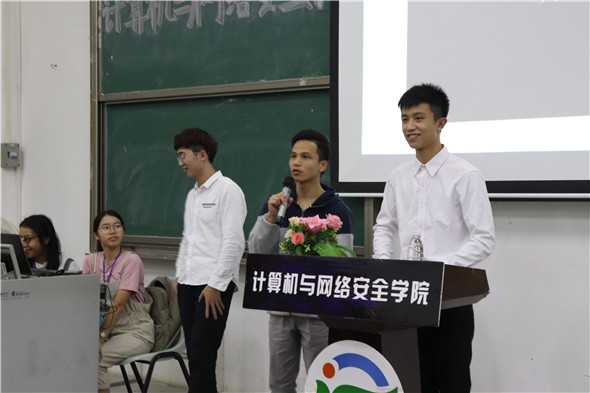 助班符永灿师兄热心解答观众提问.JPG