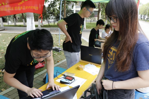 耐心帮同学解决问题.JPG