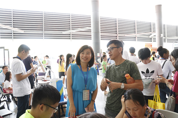 辅导员杨英洵为家长们解惑答疑.JPG