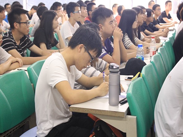 做笔记的申请人.jpg