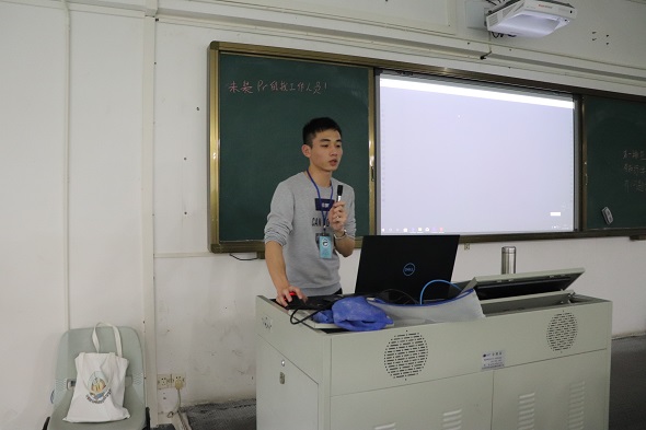 师兄热情讲解.jpg