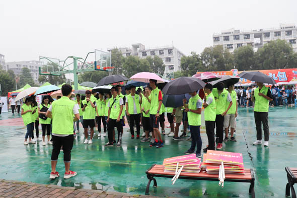 员工志愿者集合,为迎新工作做准备.jpg