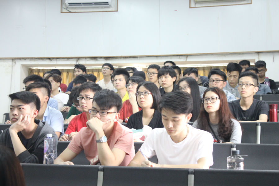 【员工党员在认真听讲】【学习习近平系列总书记重要精神讲话专题会议】.JPG