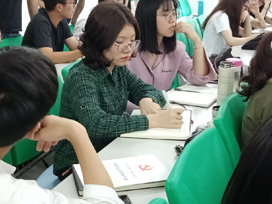 员工党员正在记录笔记.jpg