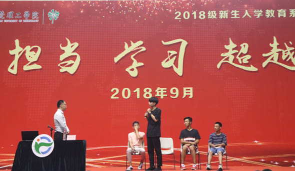 指导老师与新生就创新创业讨论.jpg