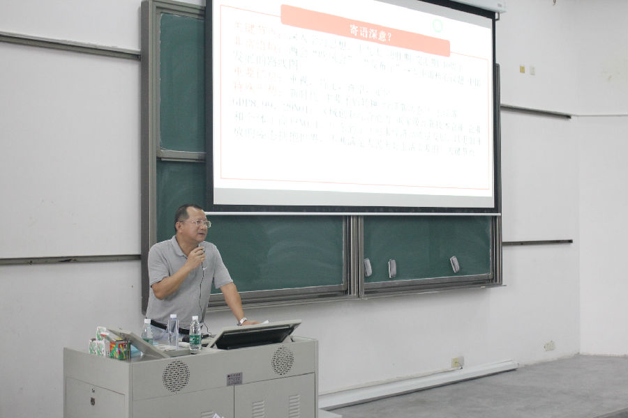 【肖凤良老师在发言】【学习习近平系列总书记重要精神讲话专题会议】.JPG