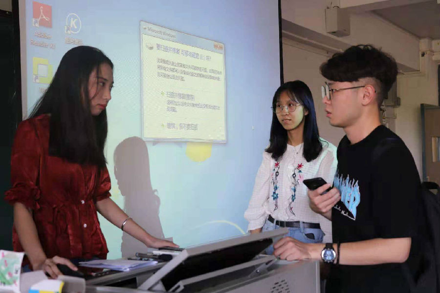 师姐给同学们答疑.jpg