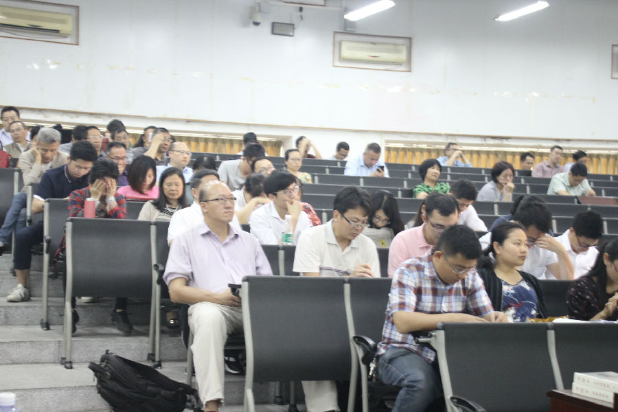 【教职工党员在认真听讲】【学习习近平系列总书记重要精神讲话专题会议】.JPG