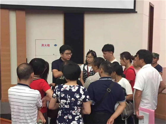 新生班主任为家长们答疑.jpg