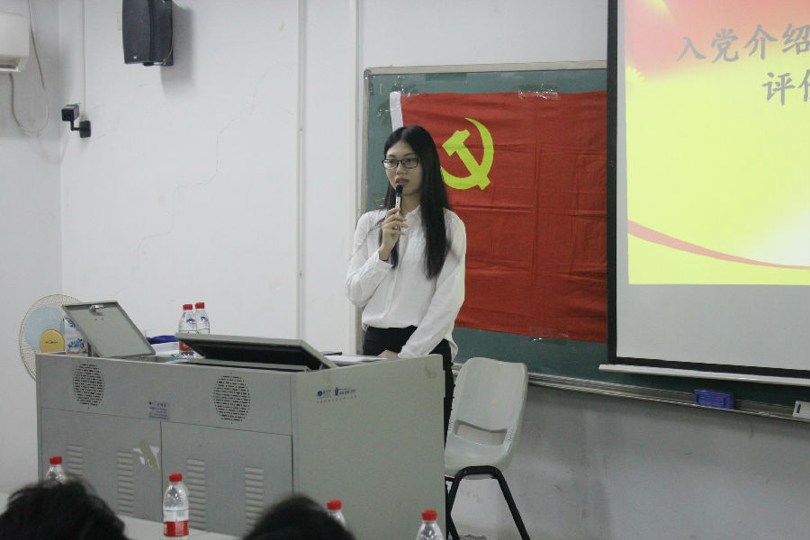 预备党员进行个人答辩.JPG