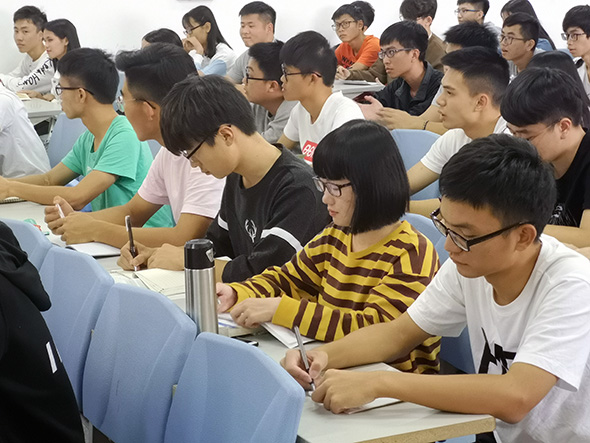 入党申请人正在认真做笔记.jpg