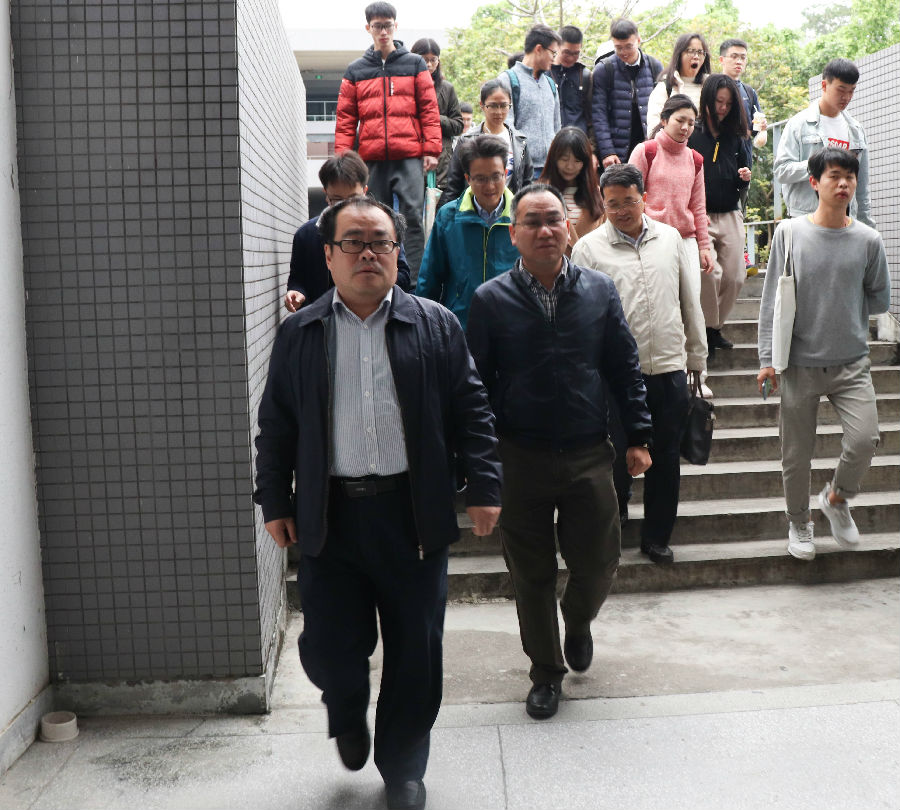 院领导准备前往教室进行视察.jpg