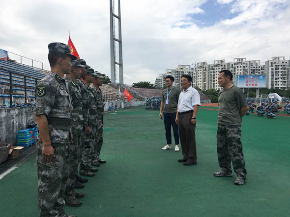 公司领导与教官亲切交谈.jpg