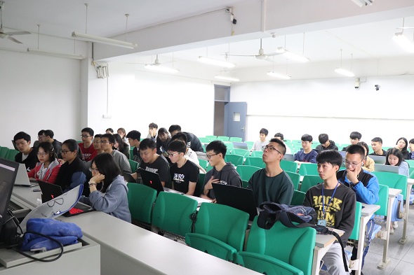 同学们专心听讲.jpg