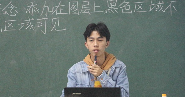 公开课主讲人认真授课.jpg