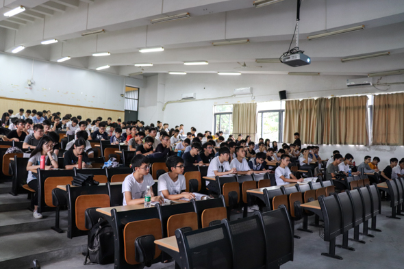 认真听授的同学们.jpg